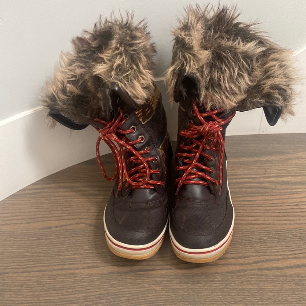 SNOW BOOTS